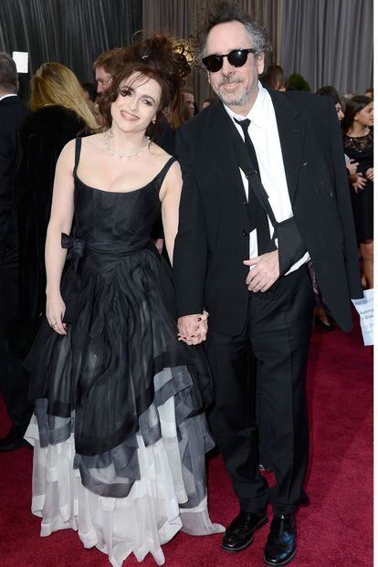 Helena Bonham Carter, con escote a lo cortesana y vestido bicolor de Vivienne Westwood y acompañada por un lesionado Tim Burton. 