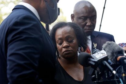 Julia Jackson , madre de Jacob Blake, Jr., en una rueda de prensa junto al abogado de derechos civiles Ben Crump (a la derecha), en la puerta del Tribunal del Condado en Kenosha, Wisconsin.