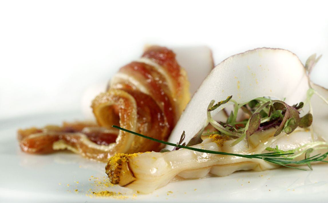 Lonja ibérica con navaja y ensalada de brotes tiernos. Imagen proporcionada por el restaurante Atrio.