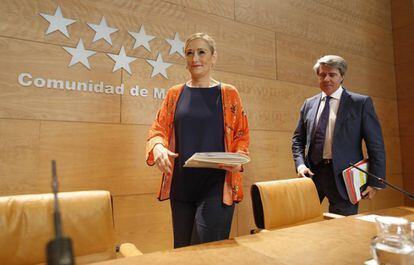 La presidenta Cristina Cifuentes y el portavoz regional Ángel Garrido, tras el consejo de gobierno de ayer.