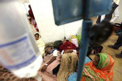 Varias personas reciben tratamiento en el hospital Diamond Harbour tras consumir alcohol adulterado el 16 de diciembre de 2011, en Calcuta (India). EFE/Archivo