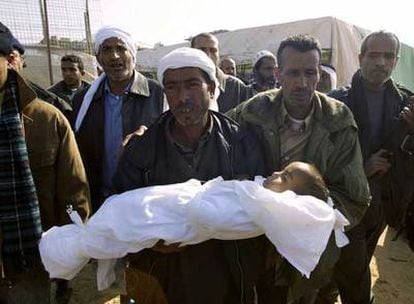 Un hombre lleva en brazos el cadáver de una niña de dos años víctima de los enfrentamientos entre Hamás y Al Fatah, ayer, durante su funeral en Gaza.