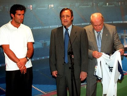Luis Figo, acompañado por el presidente del Real Madrid,Florentino Pérez, y Alfredo Di Stefano, durante su presentación, como nuevo jugador del Real Madrid.