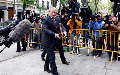 El juez de la Audiencia Nacional, Baltasar Garzón, a su entrada en el Tribunal Supremo, donde hoy declara como imputado por ordenar la intervención de las comunicaciones que mantuvieron en prisión varios de los imputados en el <i>caso Gürtel</i>.