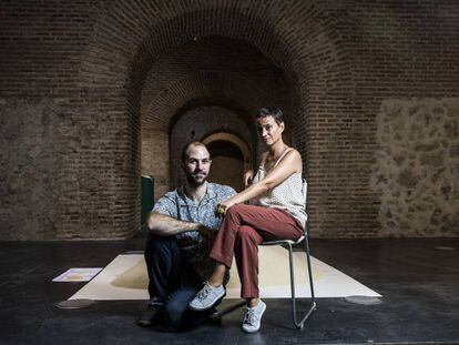 Miguel Oyarzun e Isla Aguilar, nuevos directores del centro cultural Conde Duque en la sala de bóvedas.