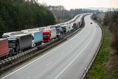 Camiones haciendo cola a 40 kilómetros de la frontera entre Alemania y Polonia, este jueves.