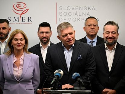 El líder de Smer-SD, Robert Fico, valora los resultados de su partido, este lunes en Bratislava.