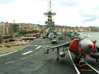 Un avi&oacute;n Harrier en el antiguo portaaviones Pr&iacute;ncipe de Asturias.