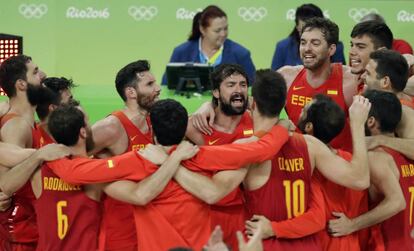 Els jugadors d'Espanya celebren la medalla de bronze.