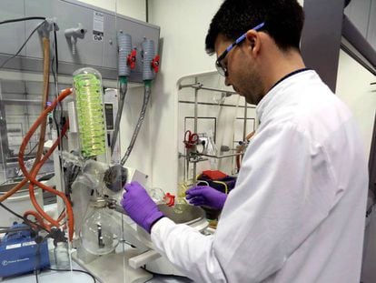 Un técnico de laboratorio trabaja en un tratamiento contra el coronavirus. / KIKO HUESCA (EFE)