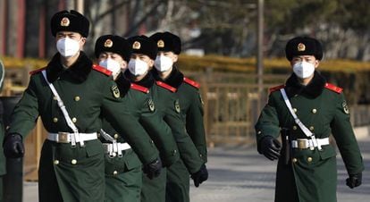 Miembros del equipo de seguridad de China patrullan en Pekín