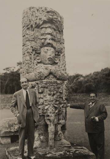 Leopoldo Panero y Agustín de Foxá, en las ruinas de Copán (Honduras), en una imagen del archivo de Juan Luis Panero.