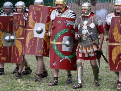 Un grupo de recreación muestra legionarios con su equipamiento, incluidas las sandalias, primer calzado militar estándar de la historia.