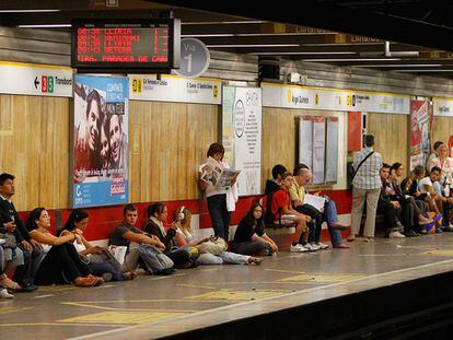 Usuarios esperan la llegada del metro en Valencia.
