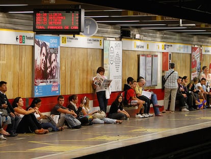 Usuarios esperan la llegada del metro en Valencia.