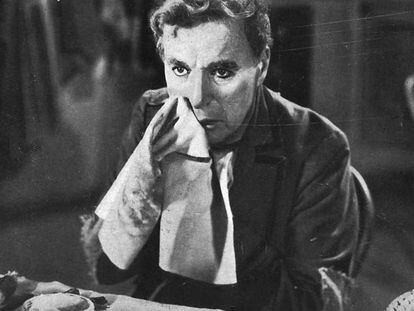 Un envejecido Charles Chaplin se desmaquilla frente al espejo en un fotograma de <i>Candilejas, </i>dirigida y protagonizada por él mismo en 1952.