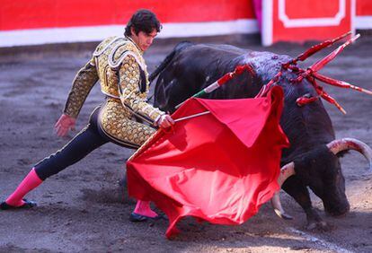 Sebastián Castella, con su primer toro.