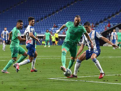 Benzema asiste de tacón a Casemiro en el gol de la victoria en Cornellà.