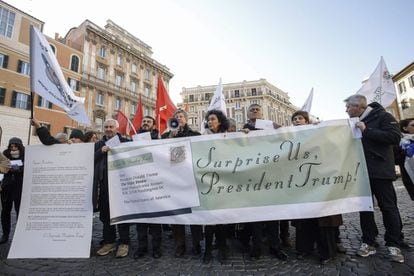 Varias personas asisten a la iniciativa "Sorpréndenos, presidente Trump', en Roma (Italia). La iniciativa, creada por varias asociaciones medioambientales, tiene como objetivo enviar una carta al presidente electo Trump.