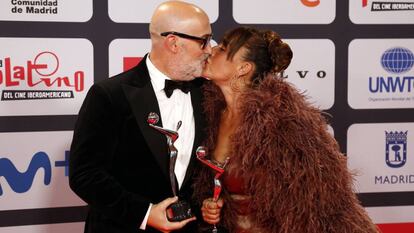 Javier Cámara y Candela Peña posan con sus premios Platino como mejores actores en la VIII edición de los galardones, celebrada en Madrid el 3 de octubre de 2021.