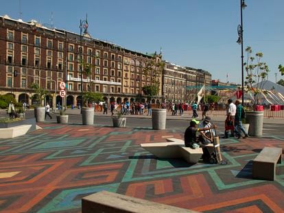 Como parte de una estrategia paradevolver la ciudad a los peatones, elZócalo de Ciudad de México se pintóy dotó de asientos. Un cambio quesolo ocupa el 20% del espacio total.