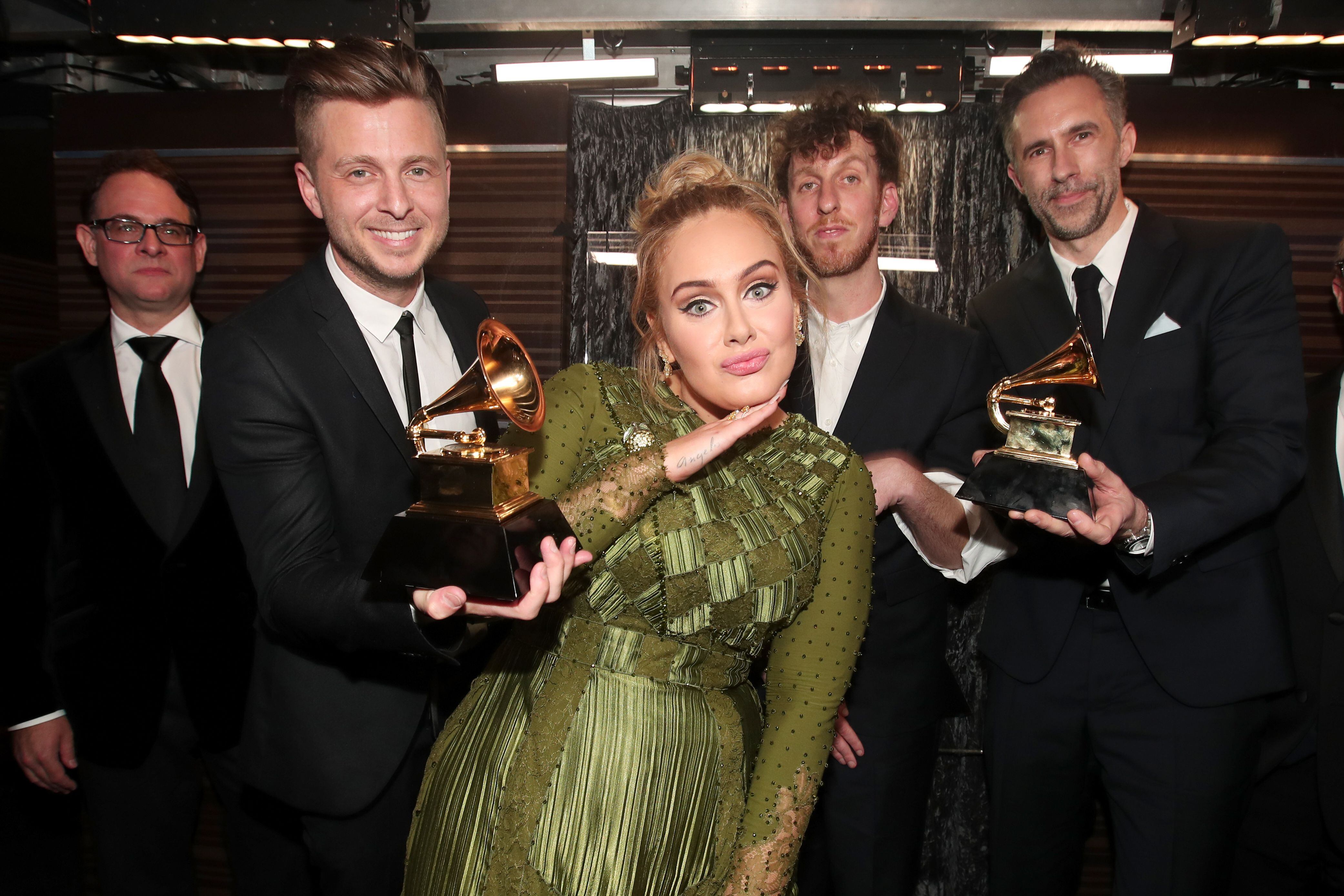 Ryan Tedder, Adele, el productor Ariel Rechtshaid y el productor Samuel Dixon en los Grammy de 2017.