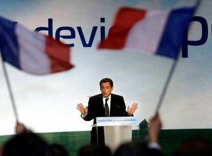 El candidato de la UMP a la presidencia francesa, Nicolas Sarkozy, durante el mitin de ayer en Caen.