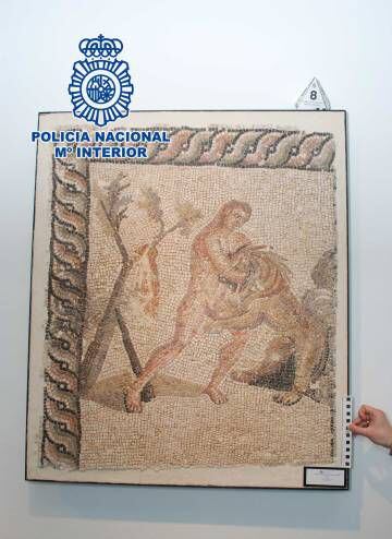 Uno de los mosaicos procedentes de Libia intervenidos por la Policía Nacional en Barcelona