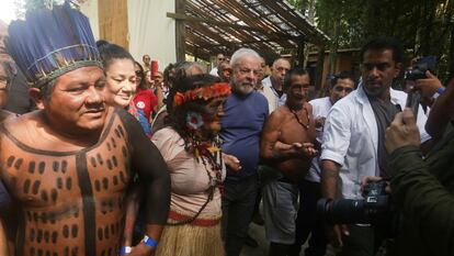 Lula da Silva, escoltado por guardaespaldas, se reúne con líderes indígenas este viernes en Belem, en la Amazonia.