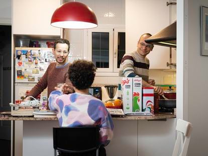 Fran y Luca con su niña en acogida permanente, preparan la cena en casa.