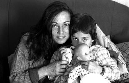 La actriz barcelonesa Eulàlia Ramón, esposa de Saura entre 2006 y 2023, junto a la hija de ambos, Anna Saura Ramón, juntas en su casa de Collado (Madrid) en 1999, cuando la niña tenía cinco años. 