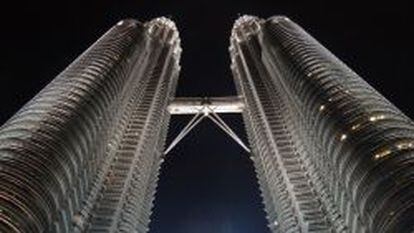 Vista nocturna de las Torres Petronas de Kuala Lumpur.