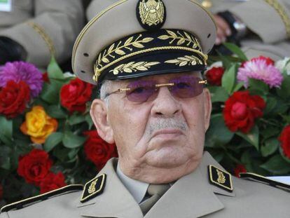El general Ahmed Gaid Salah, en una foto de julio de 2018. En vídeo, declaraciones de Gaid Salah durante las protestas que estallaron a principios de año en Argelia.