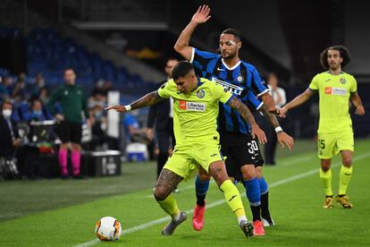 Olivera defiende un balón ante D'Ambrosio.