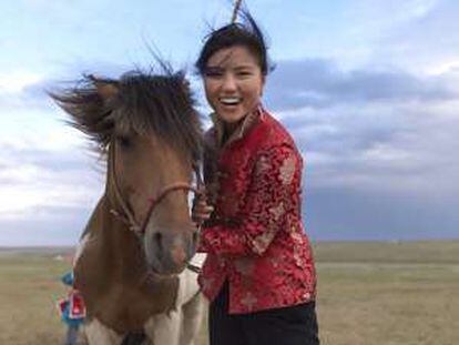 Una joven en las llanuras de Mongolia.
