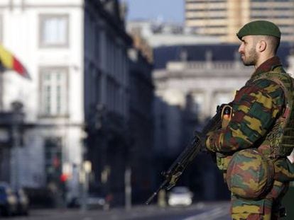 Un soldado vigila la Embajada de EE UU en Bruselas. 