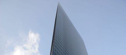 El rascacielos de la compañía Dentsu Corp. en la sección de Shiodome de la ciudad de Tokio, Japón.