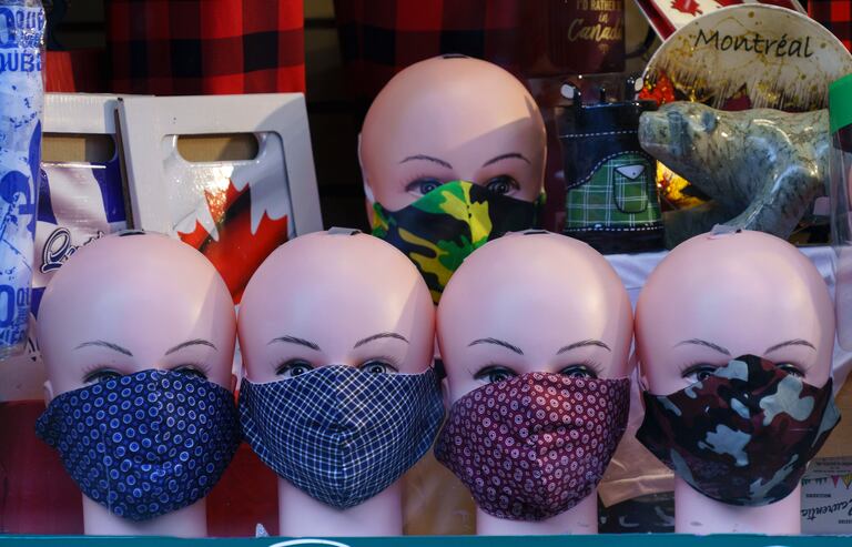 Mascarillas a la venta en una tienda en Montreal (Canadá).
