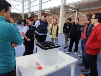 La actuación de la policía catalana para impedir el referéndum divide a la plantilla y cuestiona severamente su relación con otros cuerpos y con la judicatura