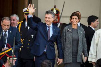 El presidente Mauricio Macri saluda a la salida de la catedral de Buenos Aires