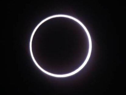 El eclipse visto este jueves desde Isla Reunión. AFP PHOTO