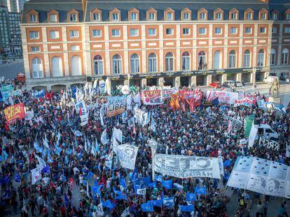 Miles ocupan la Rambla de Mar del Plata en repudio a los genocidas.
