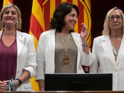 La presidenta del Parlament Anna Erra (centro), junto a las vicepresidentas Alba Vergés (izquierda) y Assumpta Escarp.