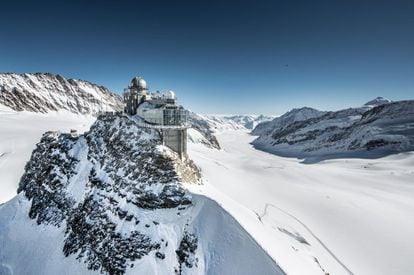 El Aletsch es el glaciar más largo de Europa (23 kilómetros). Se puede acceder en el ferrocarril del Jungfrau, que parte de la localidad suiza de Interlaken y trepa hasta los 3.454 metros de altitud atravesando el interior del monte Eiger (3.970 metros) antes de alcanzar la estación de Eggishorn, la parada de tren más alta de Europa. Desde el teleférico que sube hasta el Männlichen, la montaña mirador entre los valles de Lauterbrunnen y Grindelwald, se abarcan los Alpes berneses con los picos Eiger, Mönch y Jungfrau.