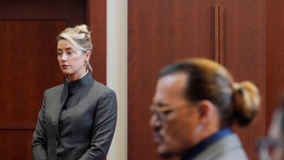 Amber Heard y Johnny Depp, en un momento de la sesión de este lunes en la demanda que les enfrenta en Fairfax, Virginia (Estados Unidos).