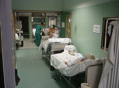 Camas en fila en los pasillos de urgencias del hospital 12 de Octubre a principios de 2008.