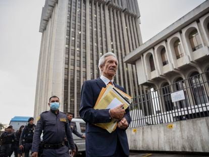 El periodista José Rubén Zamora en la entrada de la Torre de los Juzgados, en Ciudad de Guatemala, el 2 de mayo.