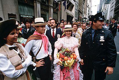 Latinos celebrando la fiesta nacional del 4 de julio, en Nueva York.