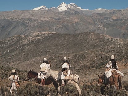 Un grupo de indígenas arhuacos miran hacia la Sierra Nevada de Santa Marta, cerca de la costa Caribe de Colombia.