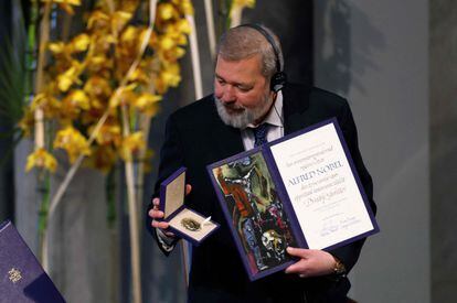 Murátov, el pasado 10 diciembre, posa con su Nobel de la Paz durante la ceremonia de entrega de los galardones celebrada en Oslo.